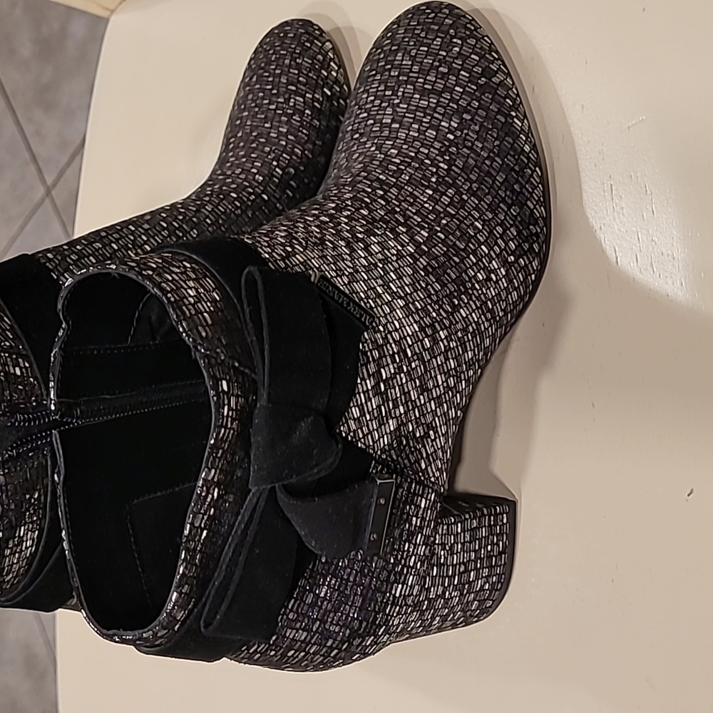 Alex & Marie Elegant Black and Silver Women's Ankle Boots Size 8 NWOT - Picture 2 of 7